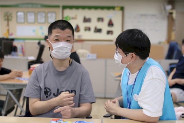 간단한 인사와 질문을 주고받는 사진