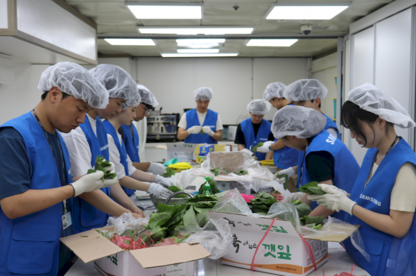 깻잎 꼭지를 자르고 씻는 사진