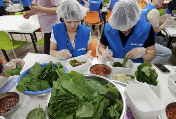 깻잎을 반찬 통에 넣는 사진